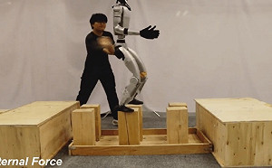 (影) 中國發表新機器人學習框架 宇樹拍片澄清造假 網友：仍有許多疑點