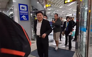 (影)代表台灣中央政府？ 傅崐萁從香港回台在機場被罵｢中國的走狗｣