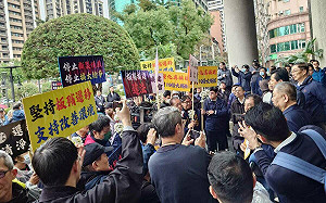 不滿板殯擴建  自救會逾百人赴議會抗議遞交萬人連署書