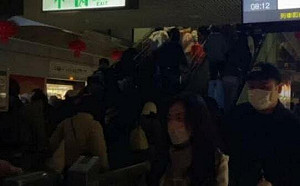 機捷大停電！「白天變黑夜」 民眾摸黑扛行李爬樓梯