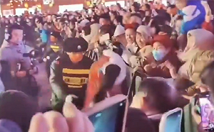 (影) 春晚機器人襲擊觀眾影像曝光！凸槌狀況一籮筐 科技神話破功