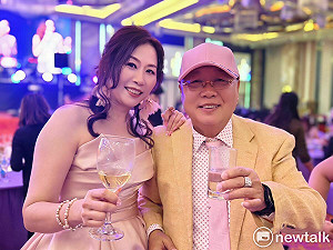 年度最「閃」春酒!葳格教育創辦人袁昶平與新婚妻成全場焦點