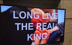 (影) DOGE砍人惹眾怒! 美一政府總部大樓內 所有螢幕播川普舔馬斯克腳