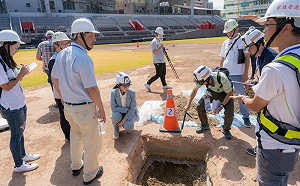 新竹棒球場挖出廢電線、磚塊!他們都怒了