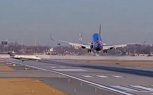 (影) 驚險畫面曝光! 客機降落芝加哥時另一飛機突橫穿跑道 緊急拉升避相撞