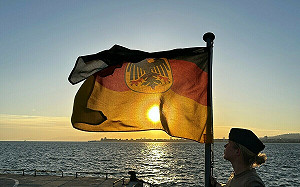 趕在德新國會開議前  避免極左極右會擋軍費  梅爾茲找舊政府合作