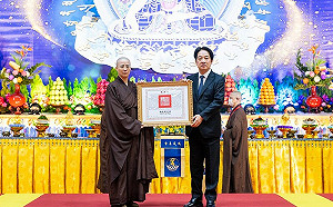 總統親頒褒揚令 表彰淨耀法師對台灣社會和佛教文化的貢獻