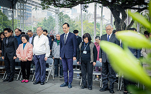 二二八前夕獻花 朱立倫喊話賴清德「執政黨要謙卑」