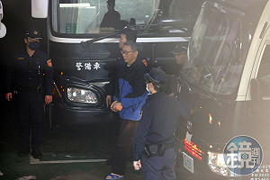 柯文哲提訊至法院 與妻子及母親商討父治喪