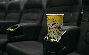 國中生看電影被偷加餐點費　威秀影城道歉了