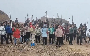 (影) 貴州苗族村民簽生死狀抗暴! 持械自組巡邏隊 因村幹部做了這件事…… 