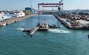 海鯤軍艦完成傾側、準潛航試驗 移至測試碼頭
