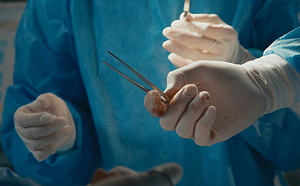 驚悚！女病患口中拉出90公分超長寄生蟲　醫示警：1食物要煮熟