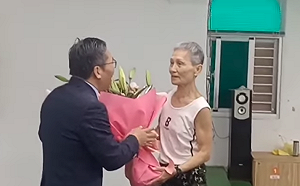 怒嗆通匪遭傅崐萁驅趕   陳財能向葉霸獻花致敬