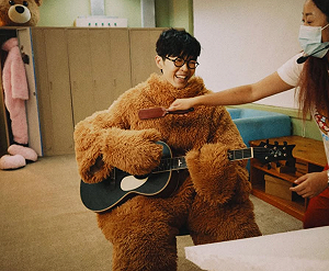 方大同生前錄音畫面曝光!專輯封面藏「1含義」惹網淚崩