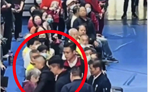 花蓮退休師鬧場被趕出場 傅崐萁喊冤：怎麼變我的錯？