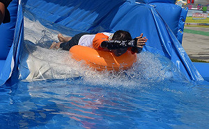 不用去遊樂園  新月橋就有滑水道可以玩