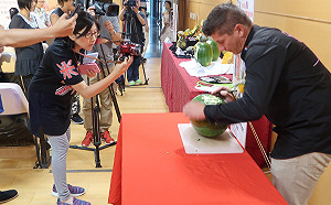 從果雕到皂雕  斷指阿嬤創造職涯第二春