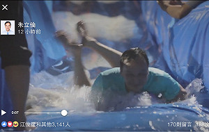 下水啦！朱立倫玩滑水道行銷新月水道節