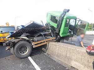 怵目驚心！聯結車撞分隔島場面嚇人