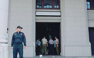 一男子闖進總統府   憲兵遭刺傷送醫