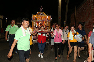 布袋鎮建德宮火燈夜巡   張花冠祈求鬼月平安