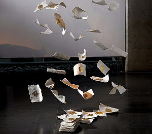 鬼月免驚　飛舞的金紙變身藝術裝置