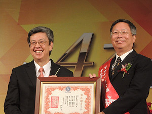 興大林耀東、謝慶昌 獲十大傑出農業專家
