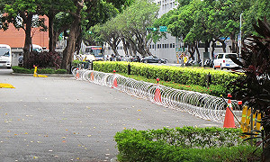 總統府憲兵遇襲後 出入口架設出刀片蛇籠