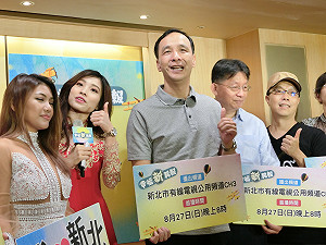 柯p緊繃他輕鬆  朱立倫展現親切幽默