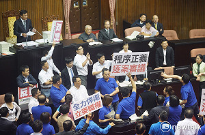 前瞻預算表決  藍委拿萬件提案當紙團丟