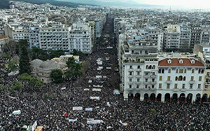 （影）希臘暴亂 ! 32萬示威群眾抗議、罷工 批政府隱瞞列車57死真相