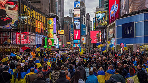 (影) 支持烏克蘭浪潮! 超過25萬人反對川普訪英 加拿大下架美國產品