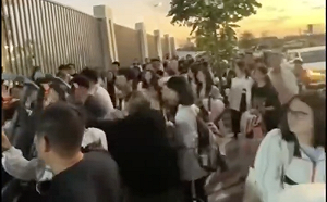 （影）不滿遲到要遭嚴格處罰 廣東數百高中生拆校門