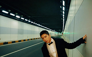 (影)王大陸叫囂影片曝光！眼神兇狠下車「比中指」 網翻電影對比照諷：本色演出