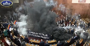 (影) 連煙霧彈、催淚瓦斯都上場了! 塞爾維亞議會陷混亂 議員們相互鬥毆