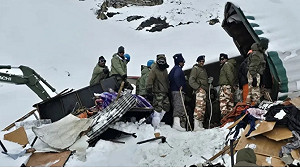 不理氣象警告! 印軍搶修喜馬拉雅邊界公路 54人遭雪活埋3天 搶救結果曝光…