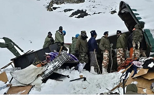 不理氣象警告! 印軍搶修喜馬拉雅邊界公路 54人遭雪活埋3天 搶救結果曝光…