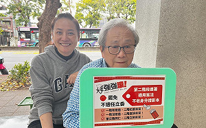 卜大中現身挺罷免！當「大安強強滾」志工 網批藍白「天怒人怨」大罷必成！