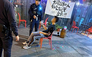 西門町商圈驚傳當街砍人！ 獅子林大樓3少年多處刀傷血跡斑斑送醫