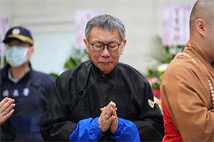 長孫柯傅堯現身告別式 小草們舉牌:謝謝柯爸給我們這麼好的柯文哲
