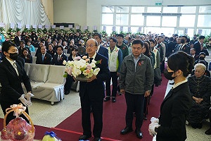 (影) 柯文哲面容憔悴蓄鬍奔喪! 柯建銘現身致哀:人死為大  理當送最後一程