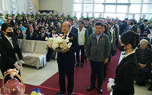 (影) 柯文哲面容憔悴蓄鬍奔喪！ 柯建銘現身致哀：人死為大  理當送最後一程 