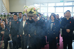 (影) 柯文哲父告別式  韓國瑜、傅崐萁等藍營大咖到場致哀