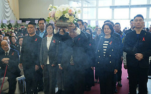 (影) 柯文哲父告別式  韓國瑜、傅崐萁等藍營大咖到場致哀 