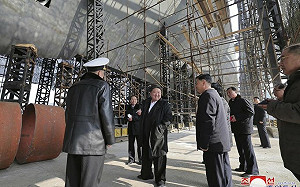 北韓有史以來第一艘核動力潛艇亮相! 可載10枚戰略導彈 金正恩親自視察