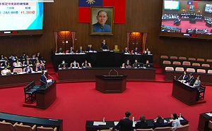 立院議場禁錄影搞戒嚴？綠委齊轟：怕人民看見傅崐萁的嘴臉？ 