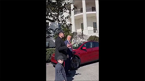 (影) 反馬斯克抗議風起雲湧! 特斯拉股價持續崩跌 川普急購Model S表力挺