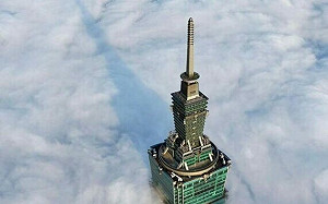 (影) 空拍師捕捉101頂端穿破雲海 網友讚嘆神的視角 