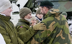 挪威漂亮公主參與軍演! 21歲當戰車砲手超帥氣 但父親「這提議」讓她臉紅......